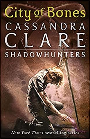 City of Bones (The Mortal Instruments #1) Cassandra ClareWhen fifteen-year-old Clary Fray heads out to the Pandemonium Club in New York City, she hardly expects to witness a murder― much less a murder committed by three teenagers covered with strange tatt